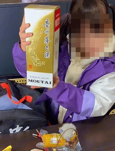 皇冠mos055_“小学生在学校跳蚤市场50元淘到茅台”视频热传 相关工作人员：家长为好耍拍的段子皇冠mos055，已向学校致歉