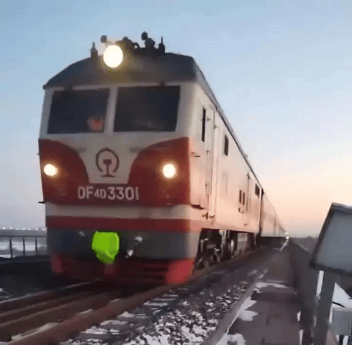 皇冠足球直播
_黑龙江一男生用钳子损坏封闭网皇冠足球直播
,闯入铁轨拍照逼停火车,致3趟列车临时停车十余分钟;涉事列车工作人员:他还想进驾驶室但被阻止了