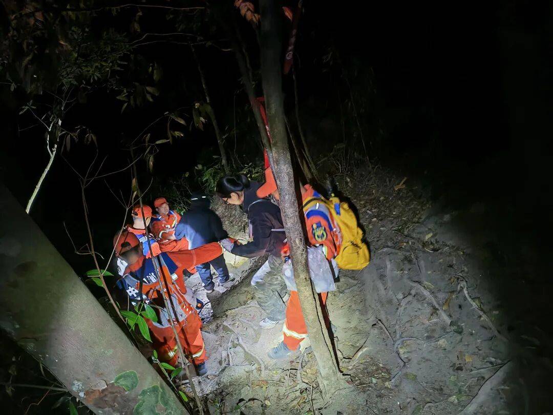 皇冠登3新2管理_广东两女子体力不支皇冠登3新2管理,被驴友抛弃荒野,遭遇惊魂一夜