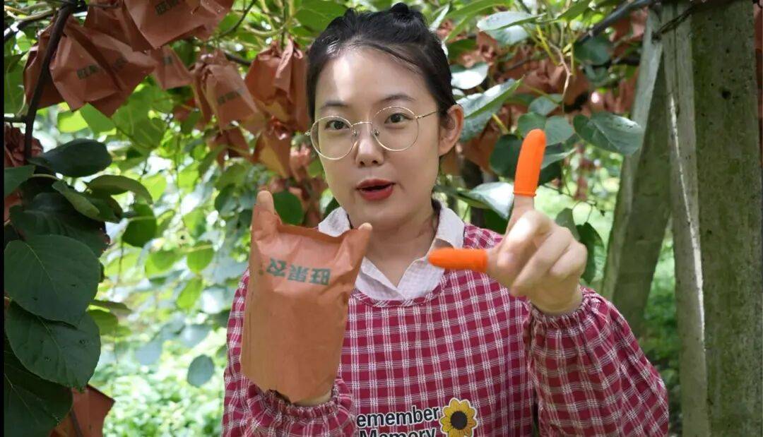 皇冠信用网出租足球_考研失败、工作失业皇冠信用网出租足球,95后情侣回成都换赛道火了,全网追着买!她说:不是爽文逆袭