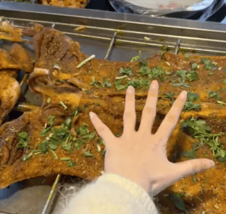 信用盘如何申请_顾客怒了:1188元买一只36斤活羊信用盘如何申请,烤完剩6.9斤!网友吵翻