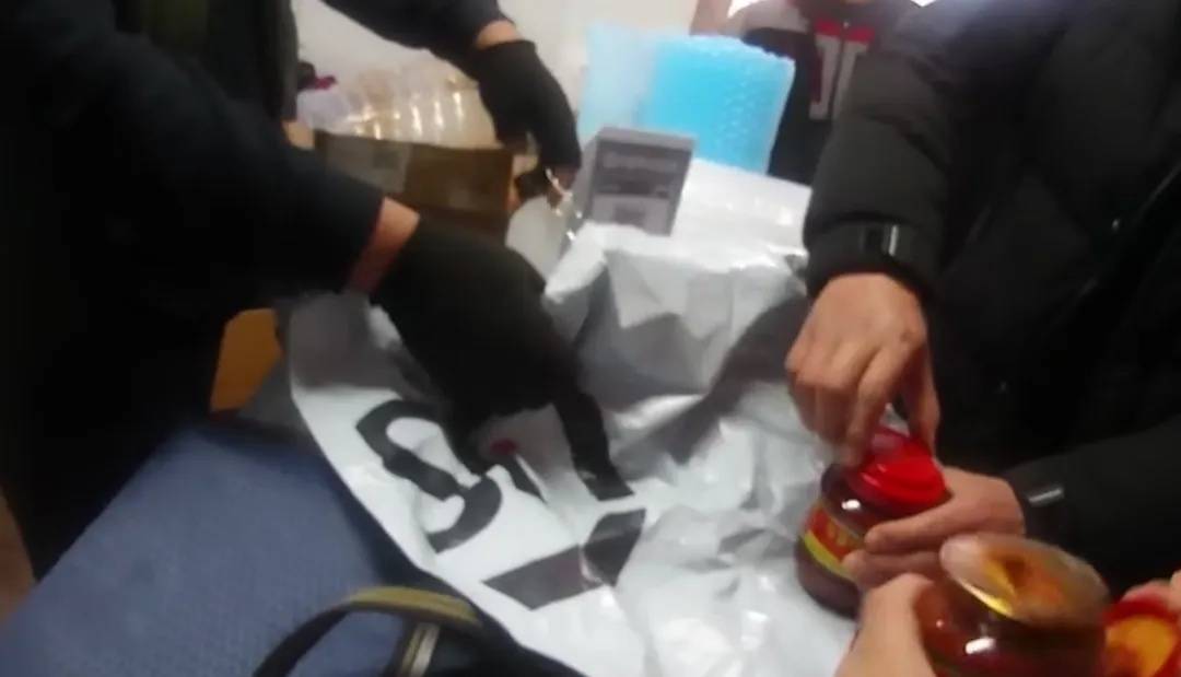 怎么弄皇冠信用_南京警方在豆瓣酱里挖呀挖呀挖怎么弄皇冠信用,挖出200克黄金!挽回疑遭电诈市民近30万损失