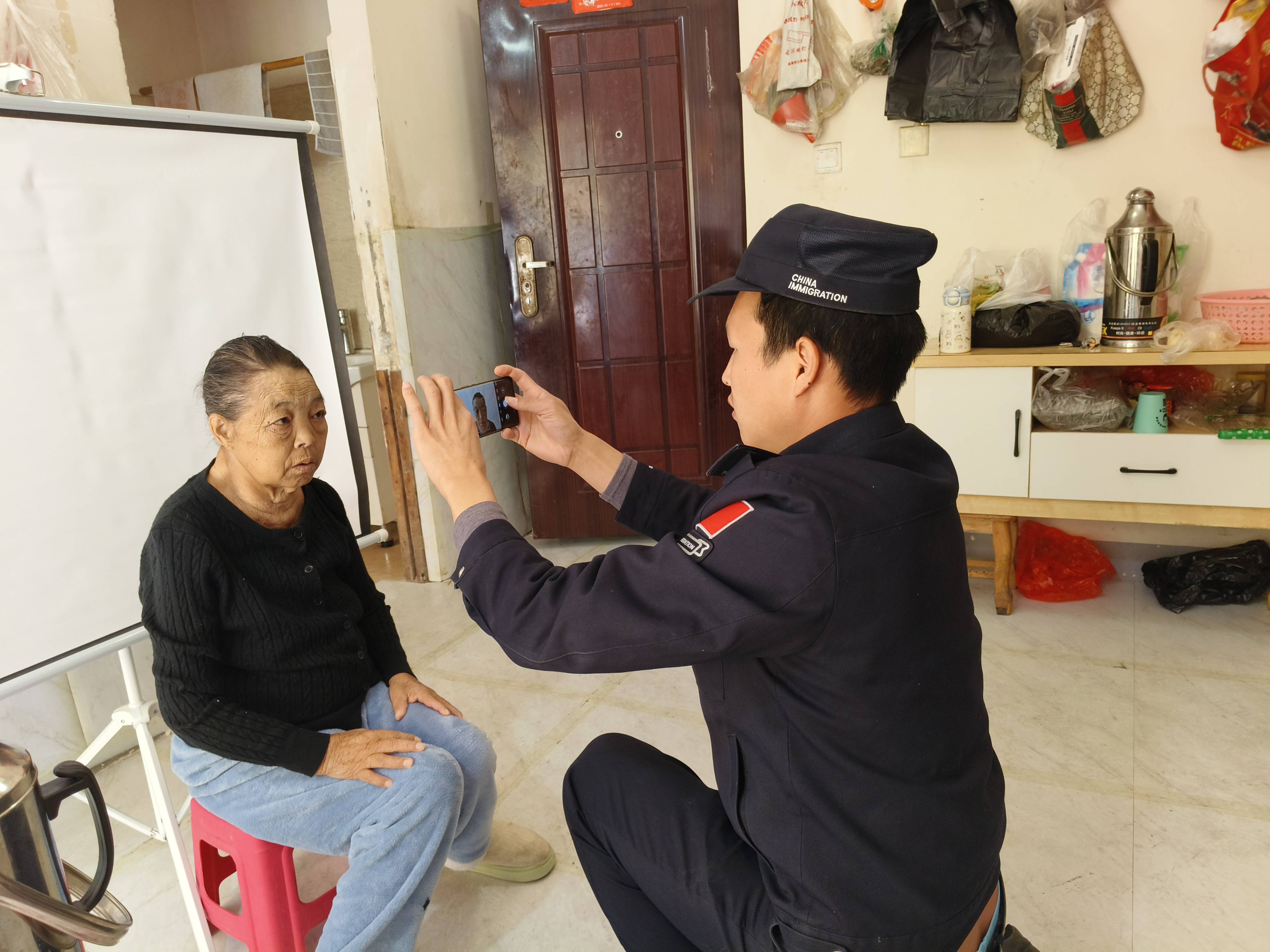 皇冠信用盘代理登3_云南怒江：社区民警“沉”下去 群众满意“提”上来