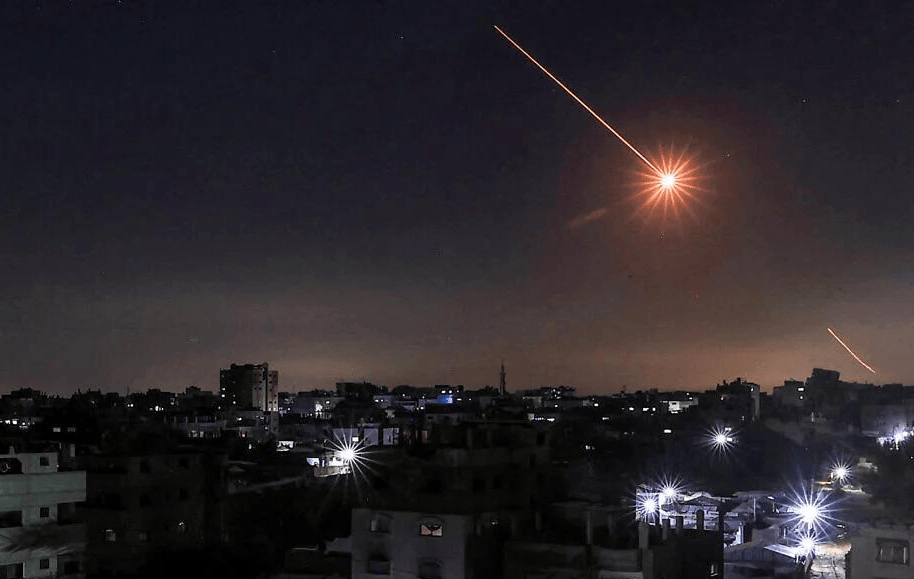 皇冠信用网怎么代理_破釜沉舟！伊朗发射子母弹猛轰皇冠信用网怎么代理，击落37架无人机，中东被炸成火海