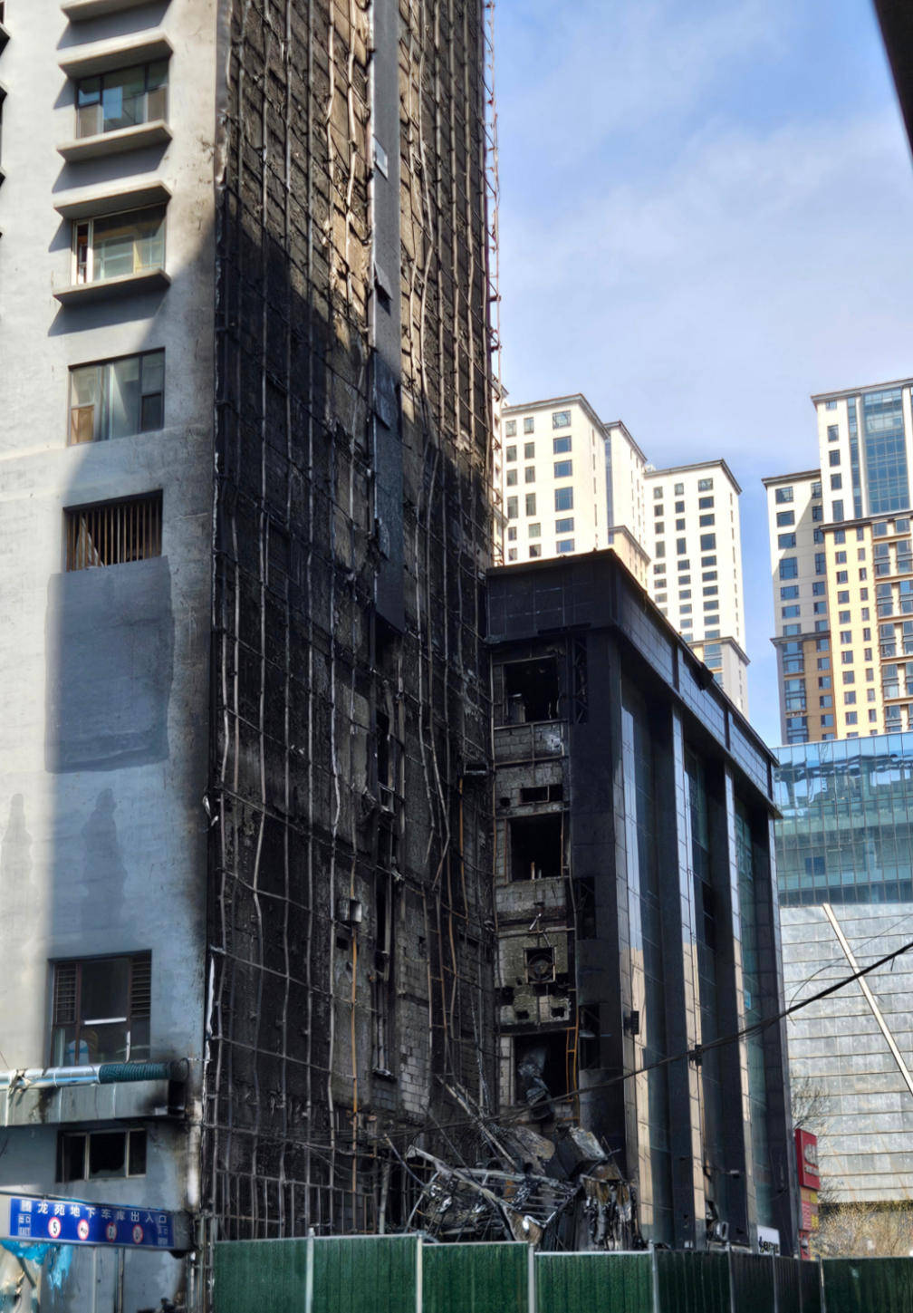 皇冠手机管理端登录_记者直击太原大火:起火建筑位于核心商圈皇冠手机管理端登录,疑底商烧烤店起火,引燃高楼外立面保温层