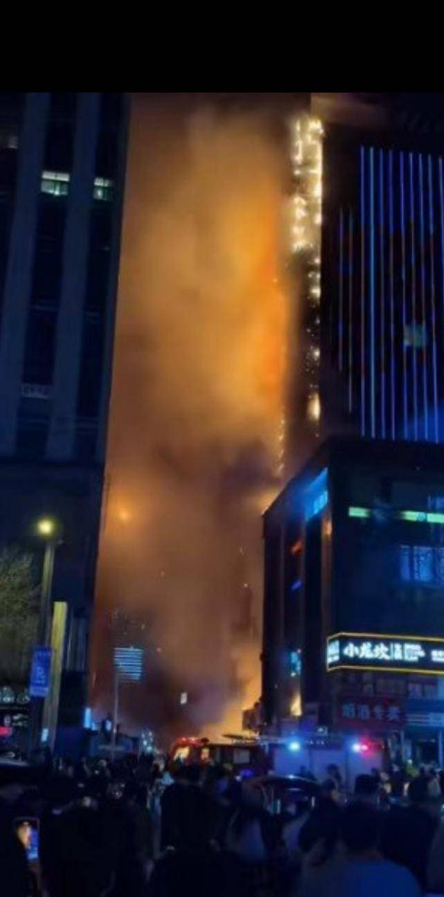 皇冠手机管理端登录_记者直击太原大火:起火建筑位于核心商圈皇冠手机管理端登录,疑底商烧烤店起火,引燃高楼外立面保温层
