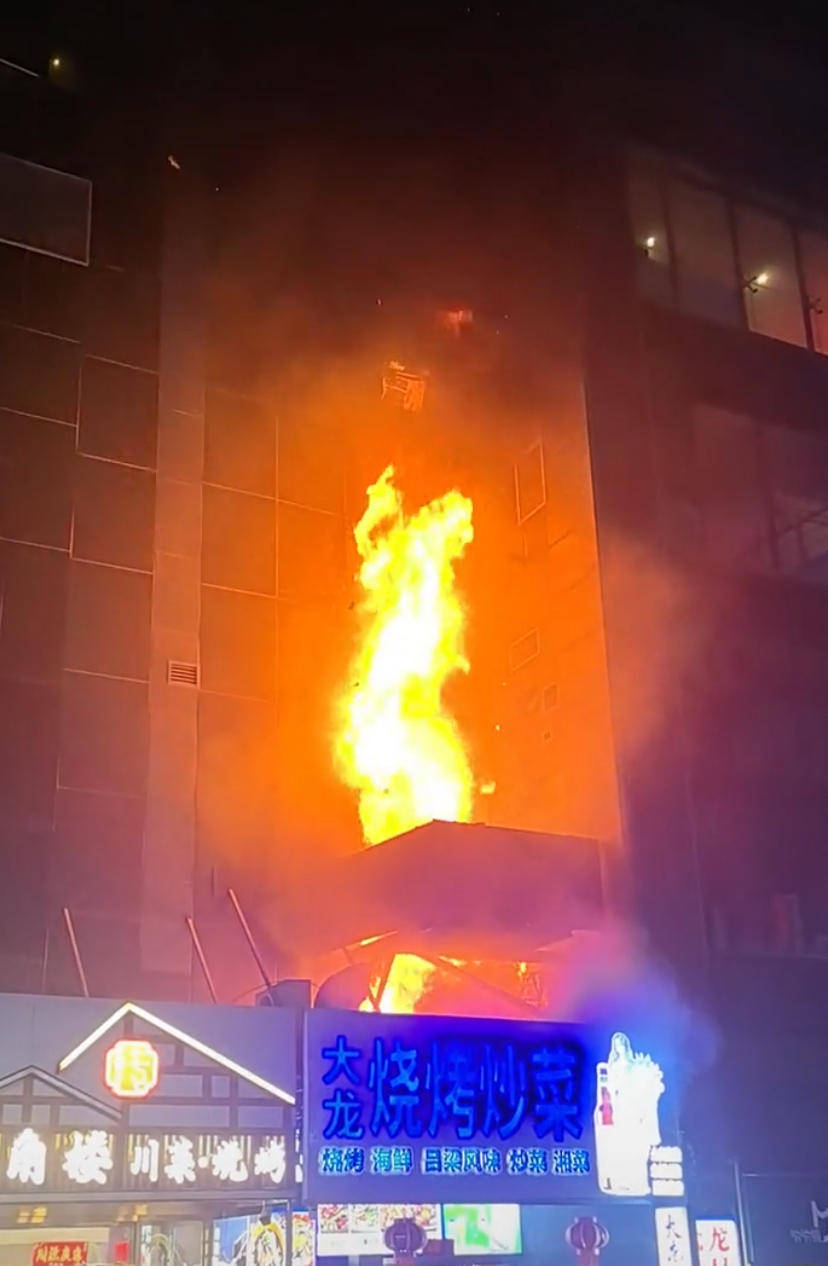皇冠手机管理端登录_记者直击太原大火:起火建筑位于核心商圈皇冠手机管理端登录,疑底商烧烤店起火,引燃高楼外立面保温层