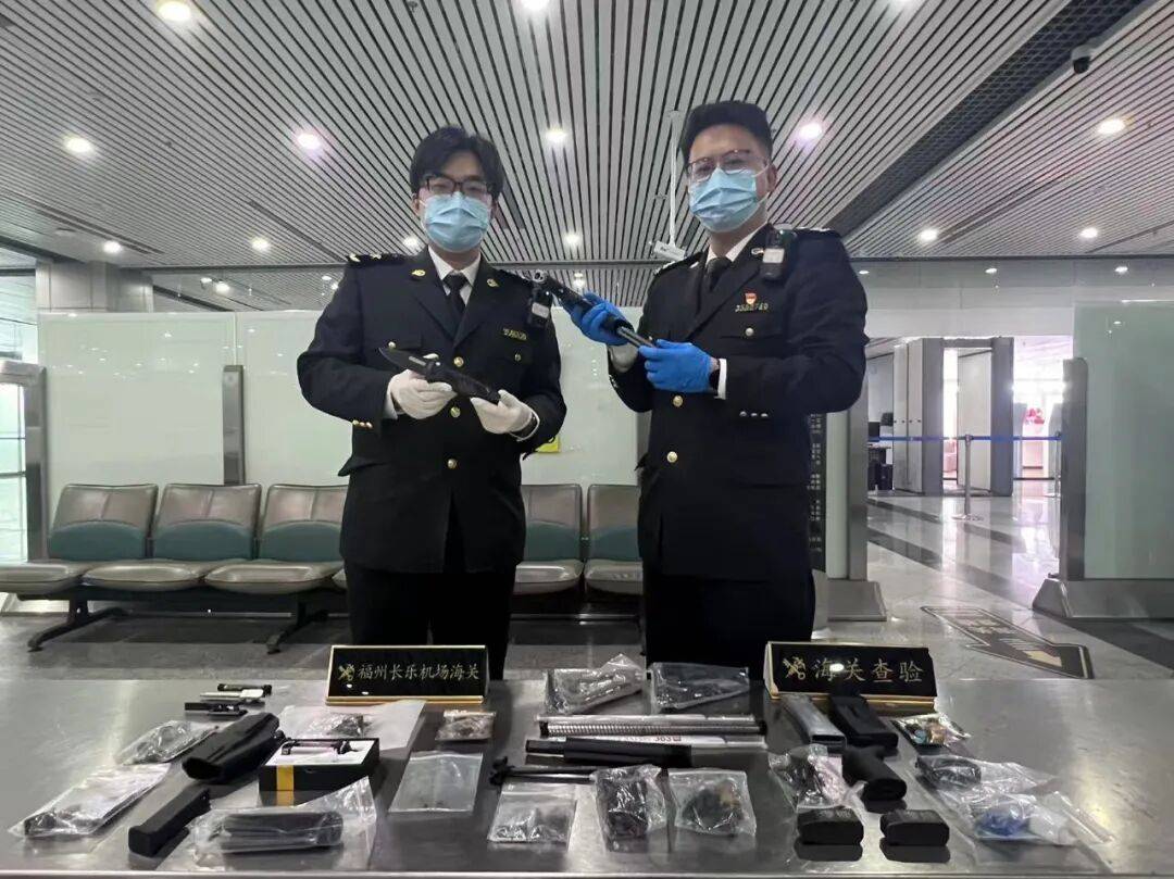 皇冠信用网代理注册_海关在一旅客行李箱内发现多个枪管、枪托皇冠信用网代理注册,又在其贴身衣服内查出扳机、弹夹等,共查获枪支零部件、散件18件,枪支附件10件