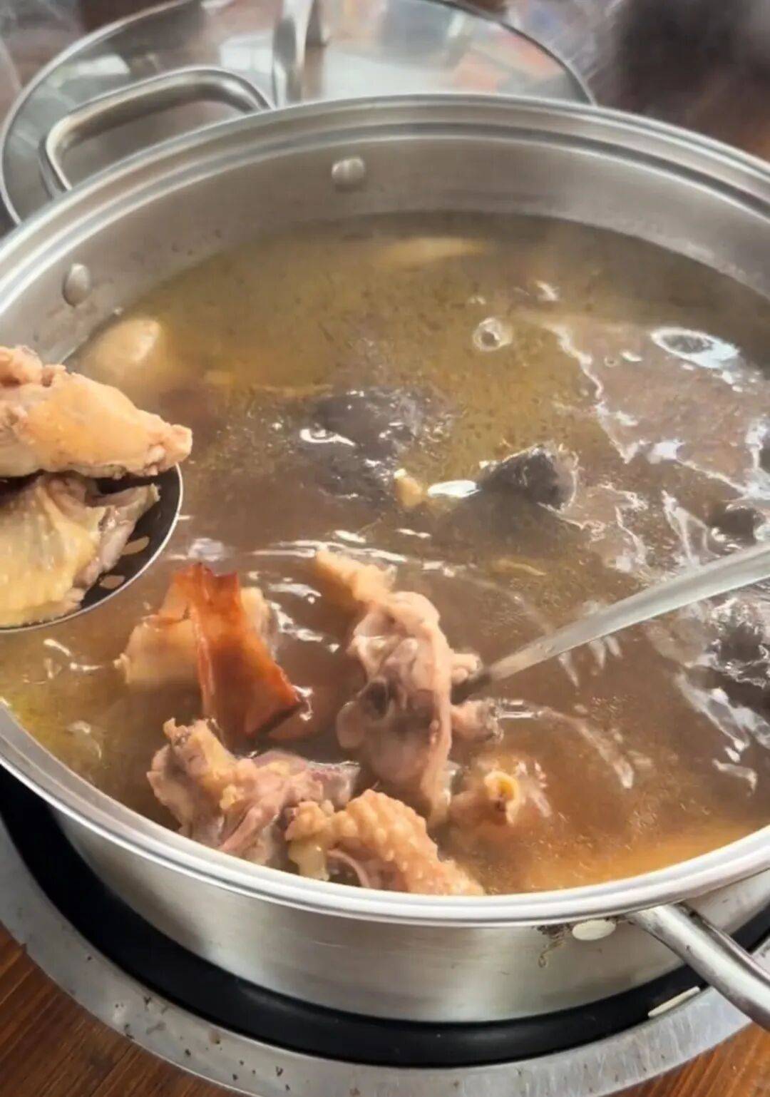 皇冠信用网足球代理_“我准备倒闭了!”广东爆火鸡煲店老板再发声:你们去隔壁吧皇冠信用网足球代理,我这是冰冻鸡,别来了;儿子:家里有养鸡场,最多还能撑一到两个月