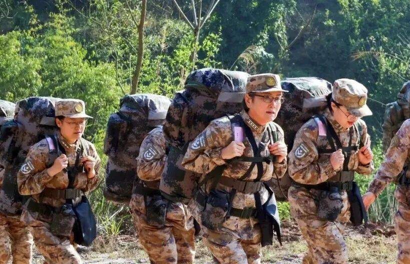 皇冠足球管理平台出租_58岁皇冠足球管理平台出租，她穿上迷彩，被授予预备役大校军衔