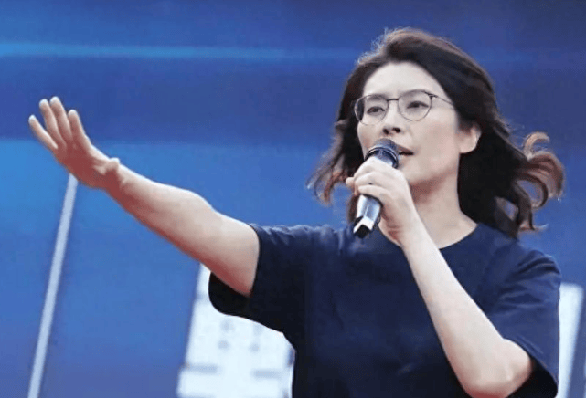 皇冠信用登3代理_做了连战马英九没敢做的事皇冠信用登3代理，郑丽文专机飞进北京，岛内风向恐大变