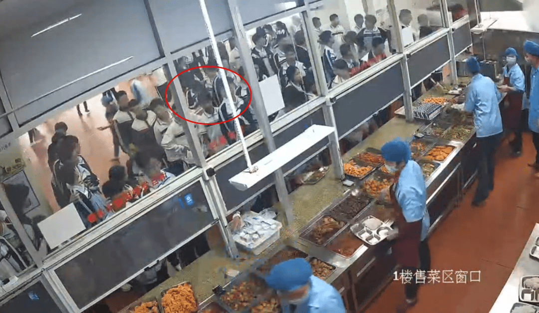 皇冠信用网会员开户_厦门16岁女生在学校食堂排队时突然倒地心脏骤停皇冠信用网会员开户，三名教师接力心肺复苏，并用AED急救，女生暂脱离危险；校长：上个月刚培训了AED