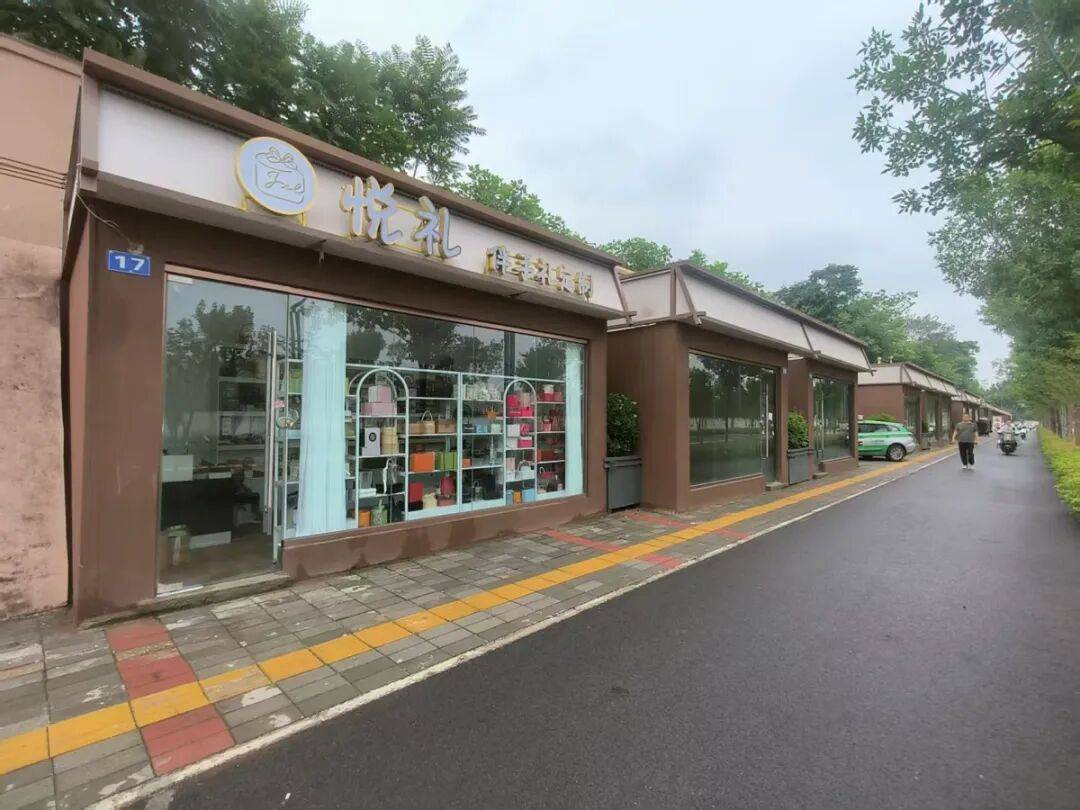 皇冠信用_年租金2万元！郑州人行道冒出一排铺面挤占盲道皇冠信用，郑州城管：是违建，取证完成会立案处理