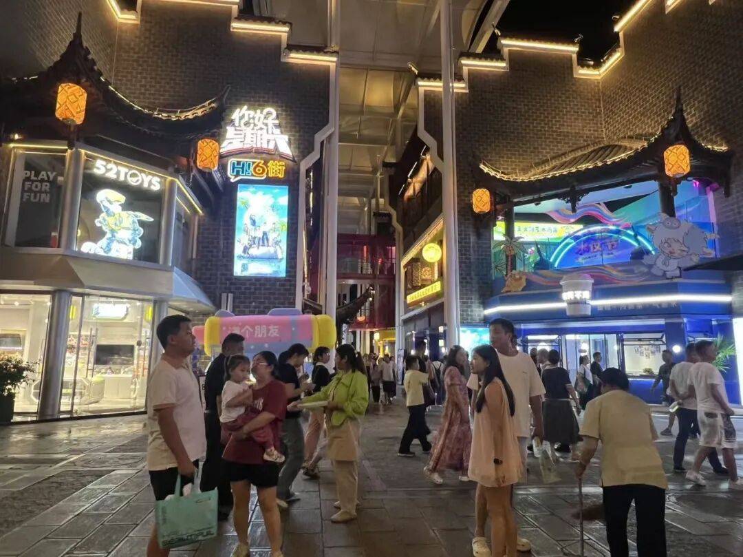 皇冠信用网
_一座“人造空城”爆改后复业:客流已超100万人次皇冠信用网
,商铺快招满!央视曾曝光其总耗资24亿元,“停车场是唯一盈利项目”