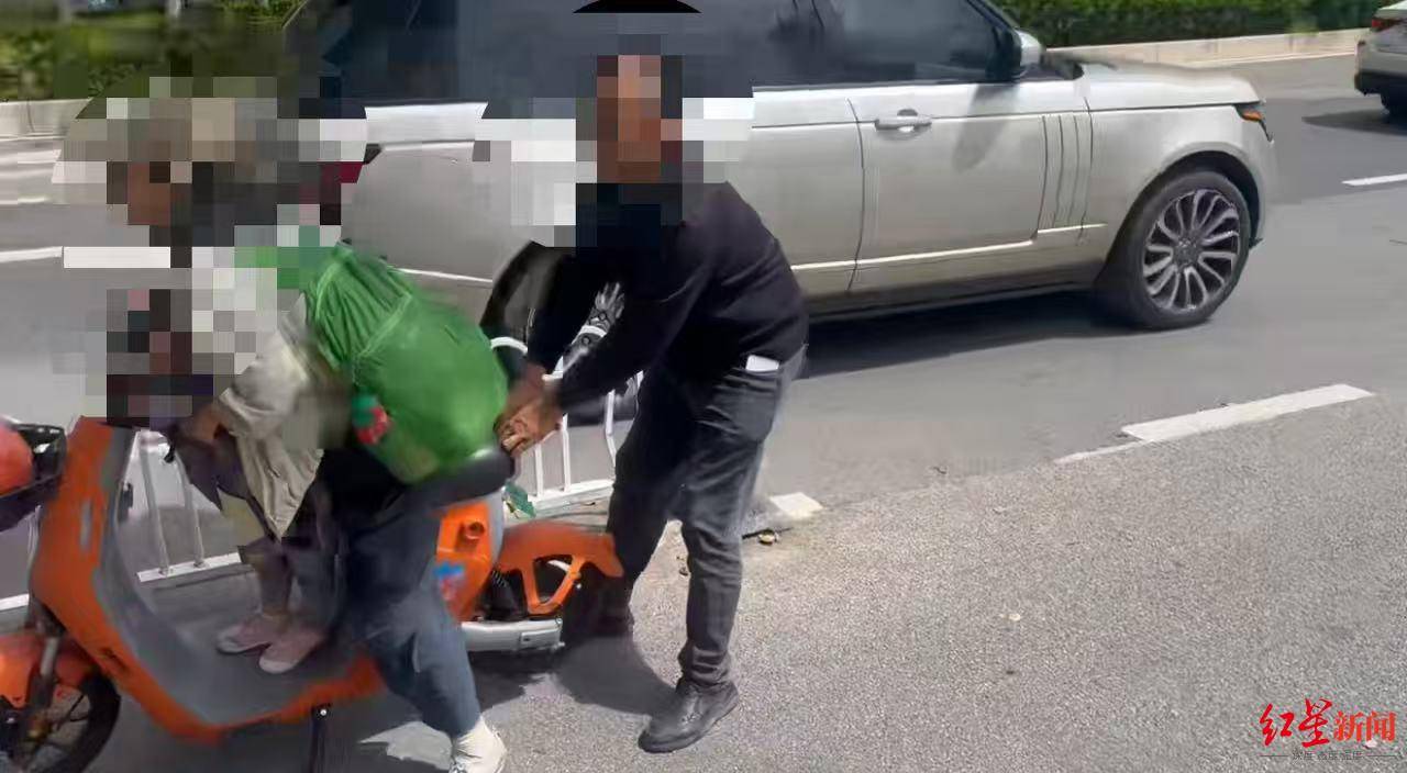 欧冠赛事
_孩子车内呕吐引发500元清洁费纠纷欧冠赛事
,网约车司机被指尾随、滋扰乘客 平台客服回应