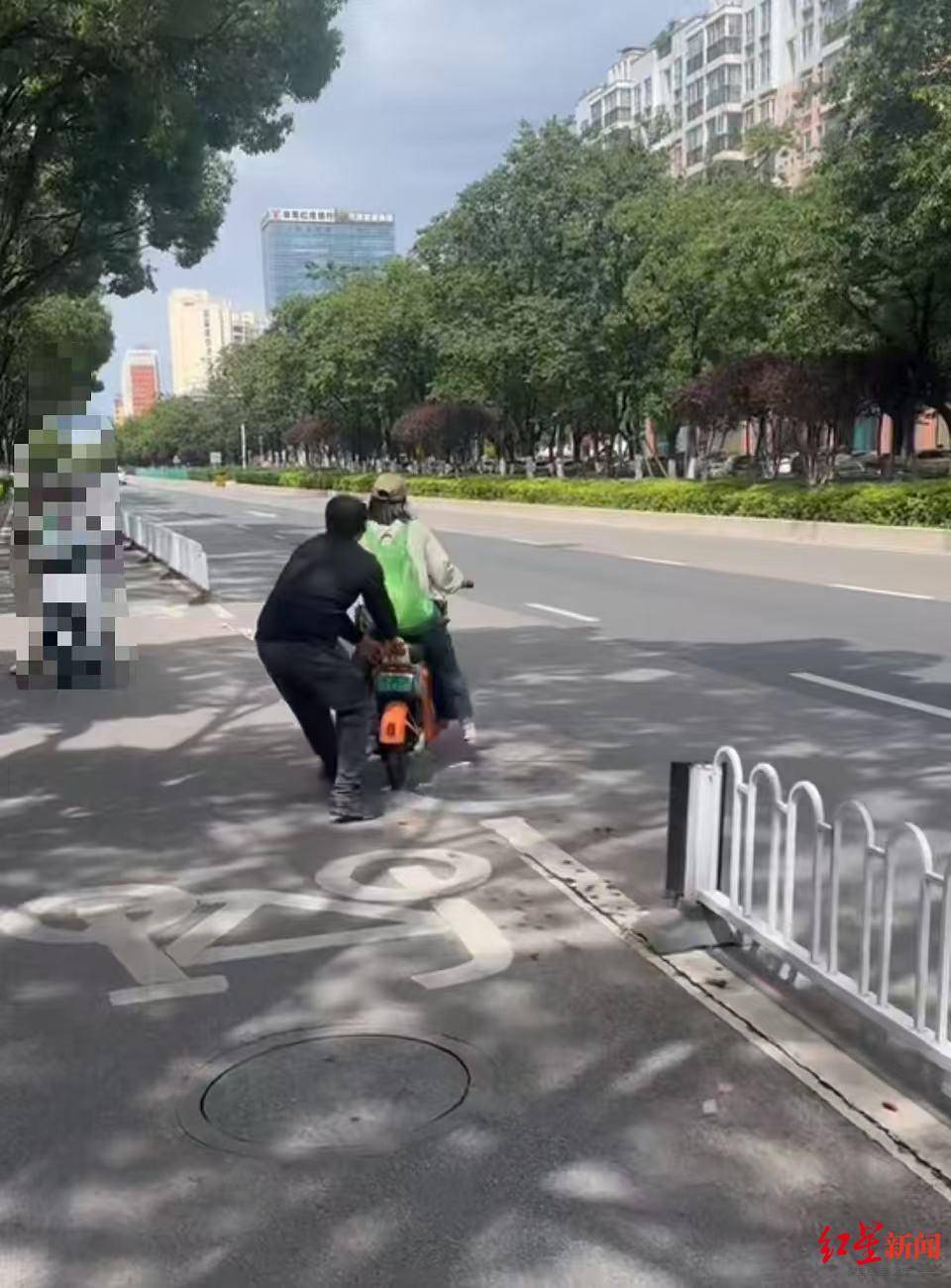 欧冠赛事
_孩子车内呕吐引发500元清洁费纠纷欧冠赛事
,网约车司机被指尾随、滋扰乘客 平台客服回应