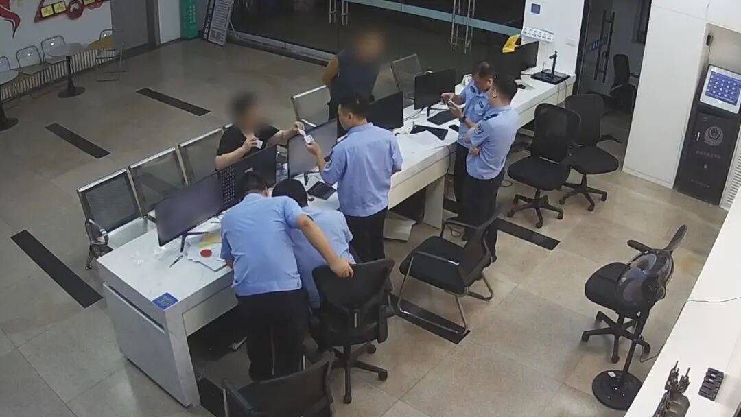 冠军_“我妻子接了通陌生电话冠军,还被识别了人脸,账户里有44万!”浙江男子拉着妻子冲进派出所,民警立刻联系银行冻结账户,转出的钱全额追回