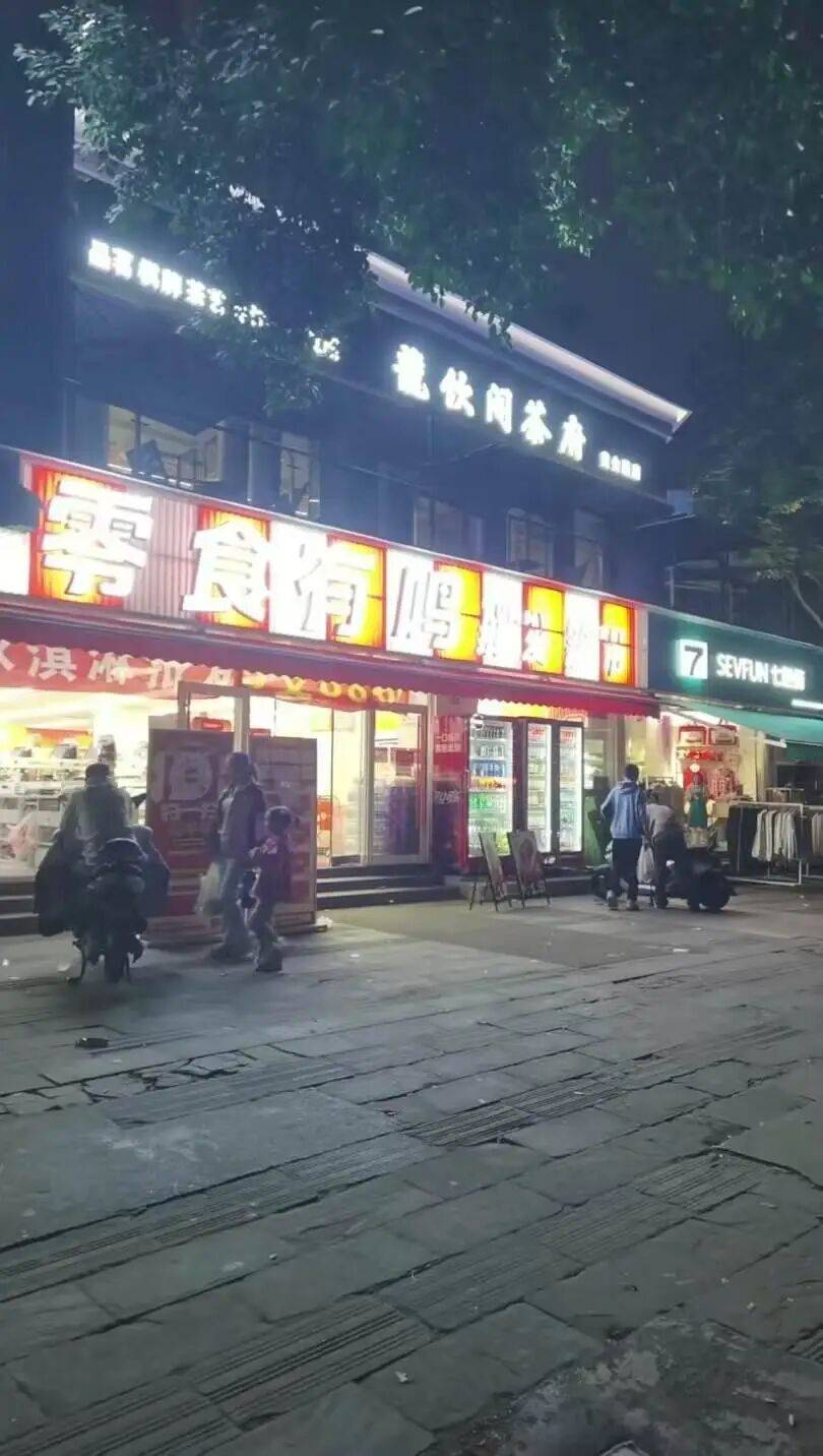 瑞典超级联赛
_四川成都一网友称在“零食有鸣”门店买到过期面包;门店:未查到出售对应批次商品;总部:可补偿20元优惠券
